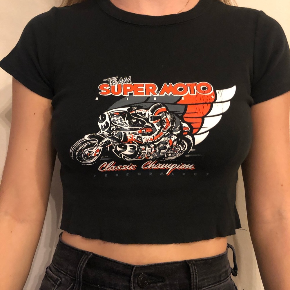 Cropped short sleeve shirt.